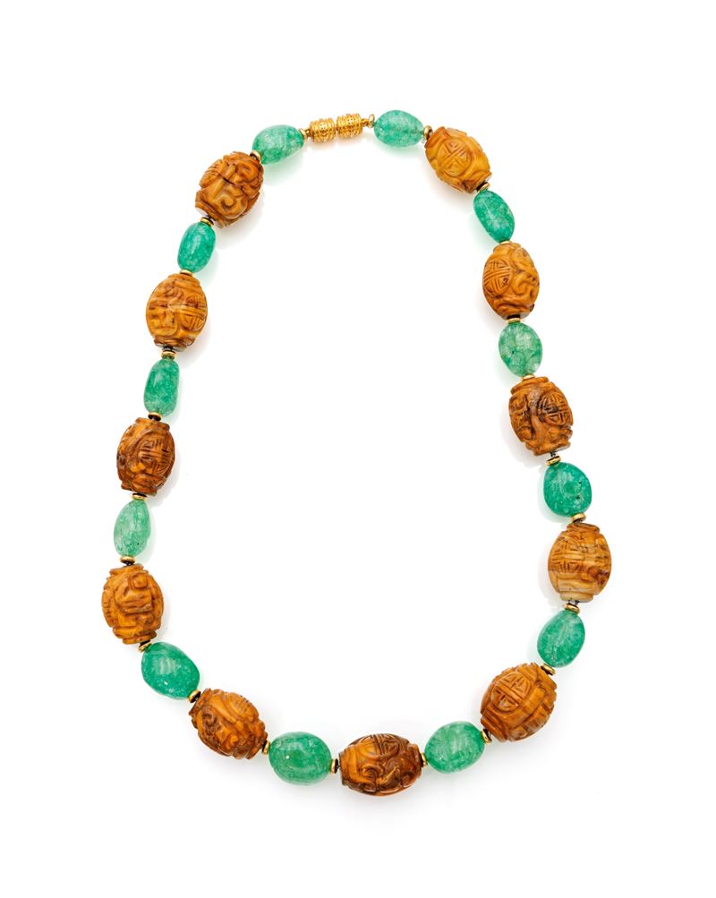 Collana in oro giallo 750/000 con smeraldi e pietre dure incise