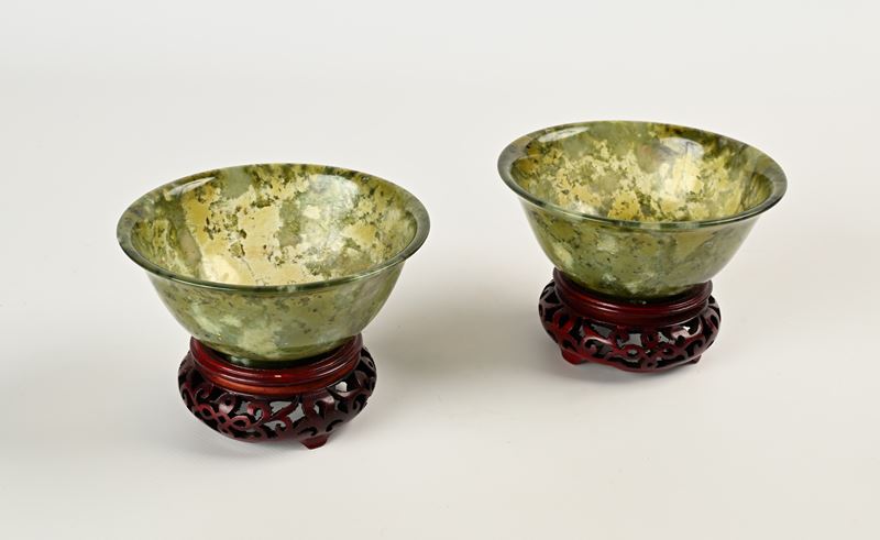 Coppia di coppette in giada, Cina, XX secolo