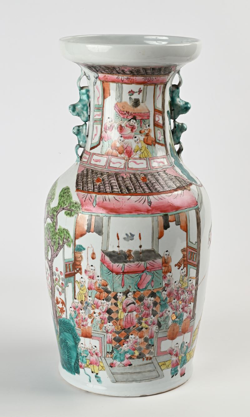 Vaso a balaustro in porcellana policroma, Cina, XX secolo