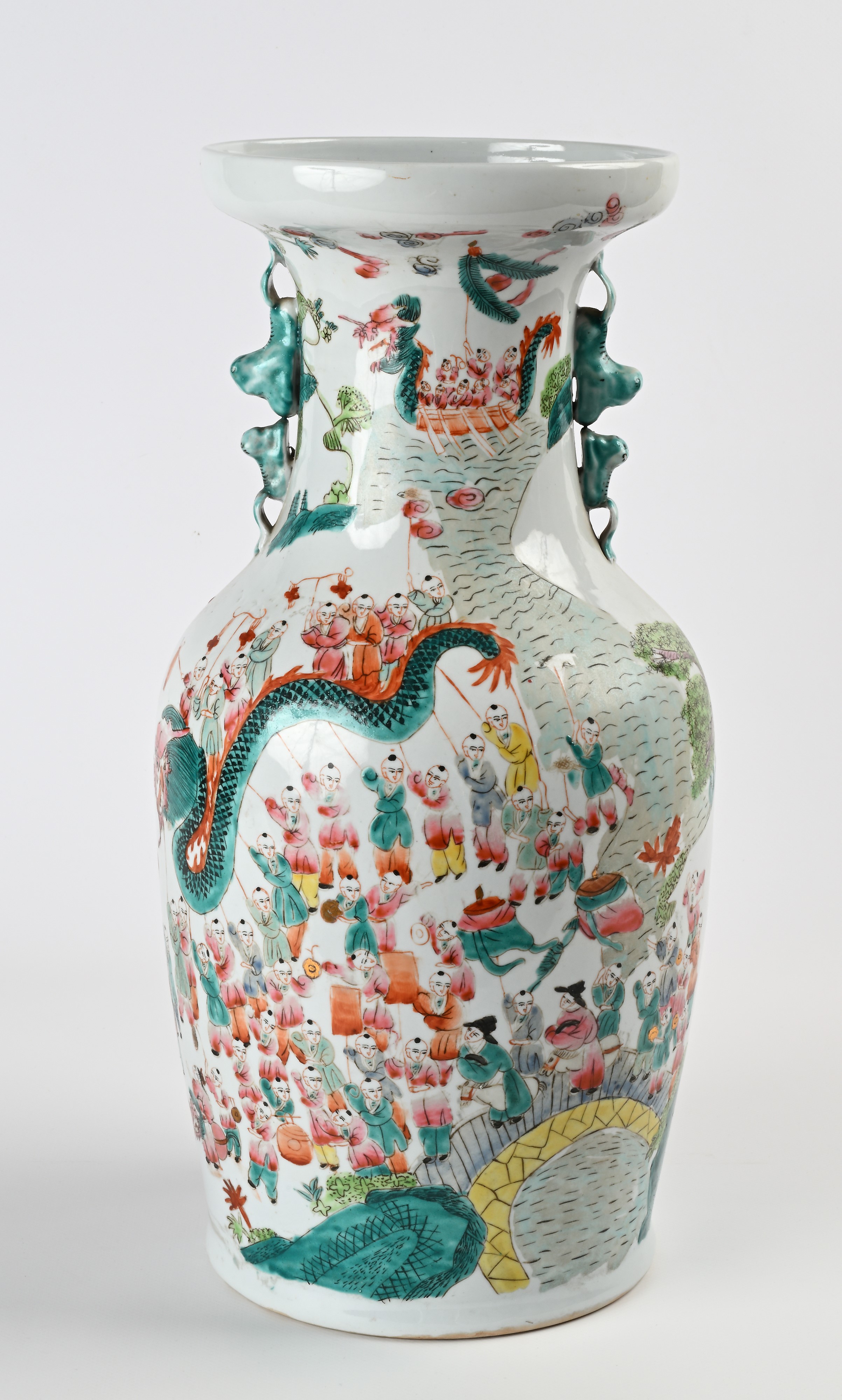 Vaso a balaustro in porcellana policroma, Cina, XX secolo