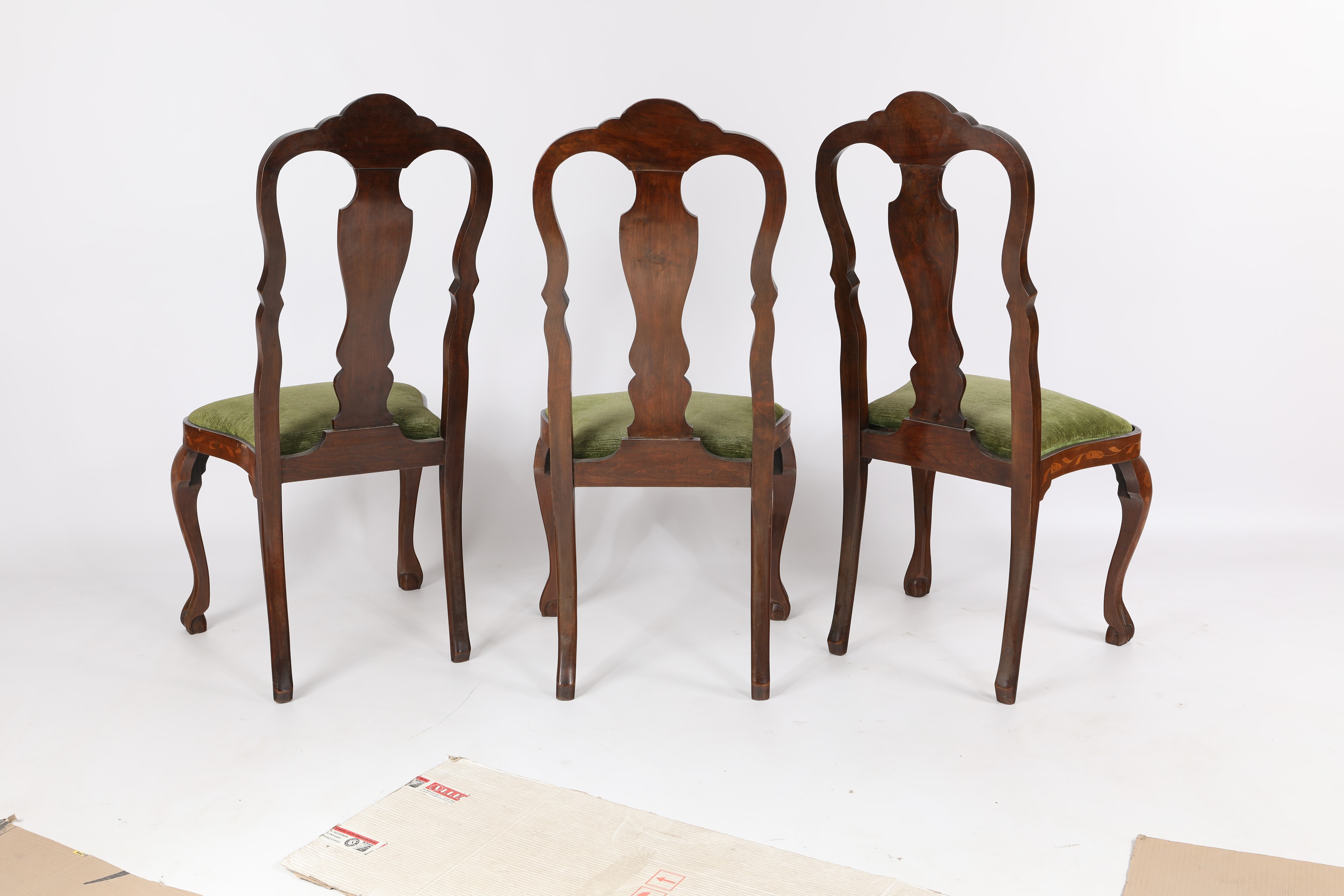 Sedie in legno intarsiato, Olanda, XVIII secolo, con schienali a giorno e sedili imbottiti