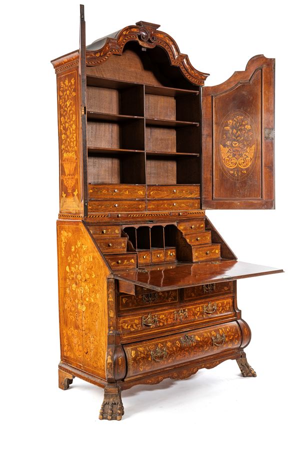Cassettone a ribalta con alzata in legno intarsiato, Olanda, seconda metà del XVIII secolo