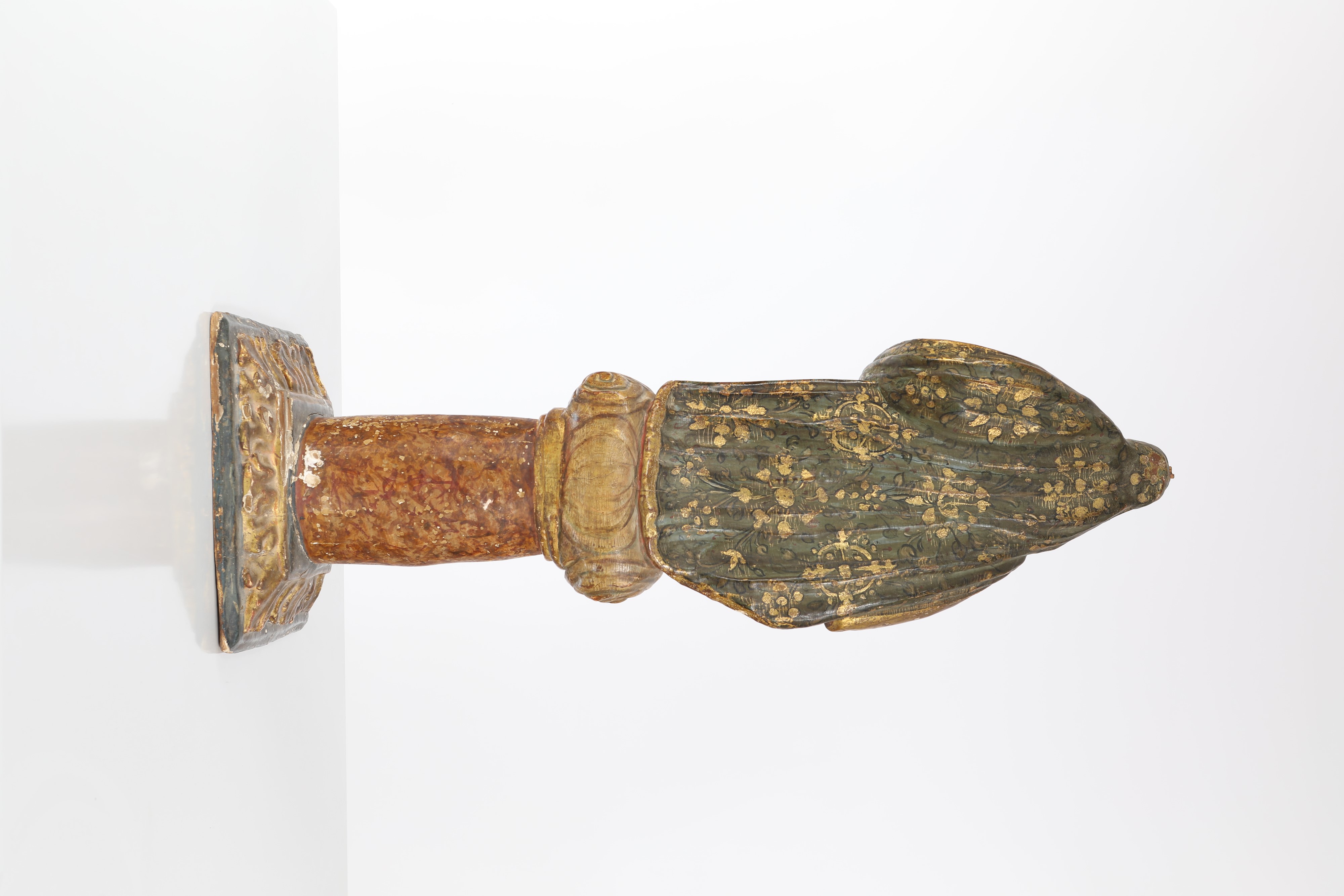 Scultura in legno policromo e dorato raffigurante la Vergine Maria, XVII secolo, 80x28x24 cm