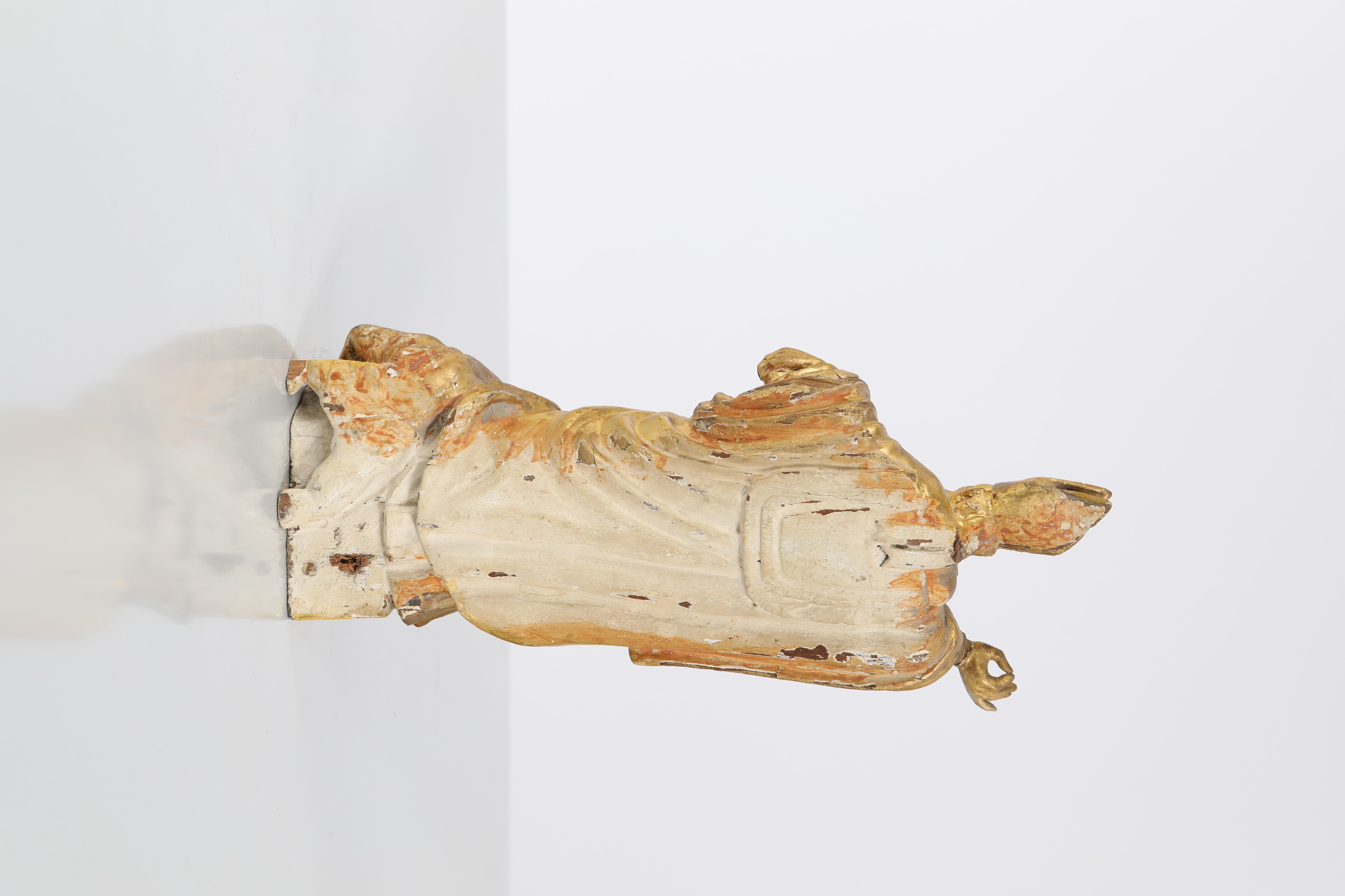 Scultura in legno dorato e argentato, raffigurante un santo vescovo che scaccia un demonio, XVII ...