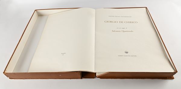 Giorgio De Chirico - Giorgio De Chirico. Con un saggio di Salvatore Quasimodo. Edizione contenente un disegno originale firmato a mano appositamente realizzato per quest'opera dal titolo "Il cavaliere solitario" e completo di tutte le XL tavole del Maestro. Esemplare XCI della tiratura limitata di 301 esemplari in numeri romani e testo in italiano