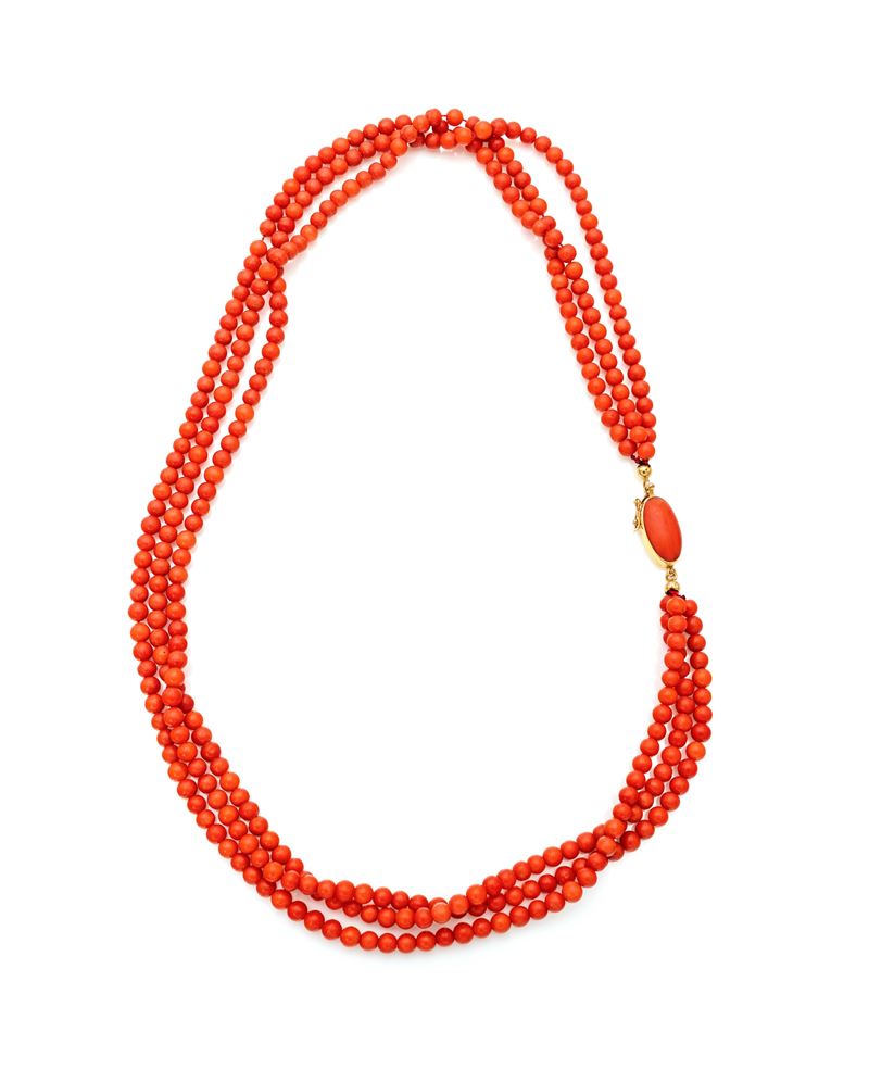 Collana a tre fili in corallo sferico e oro giallo 750