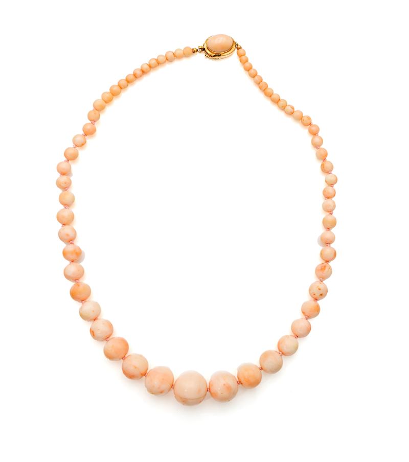 Collana in corallo rosa e oro giallo 750/000