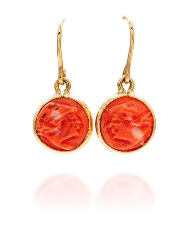 Coppia orecchini in oro e corallo