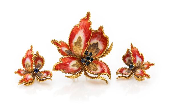 Parure di spilla e orecchini in oro, smalti e zaffiri