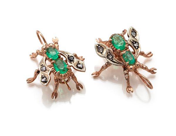Coppia di orecchini in oro, argento, smeraldi e diamanti
