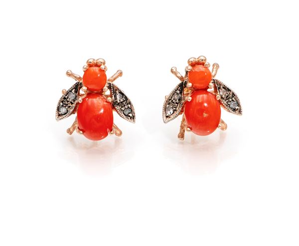 Coppia di orecchini a mosca in oro, argento, coralli e diamanti
