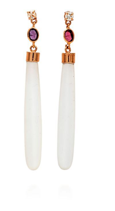 Coppia di orecchini pendenti in oro rosa, argento, diamanti, rubini e cristallo di rocca