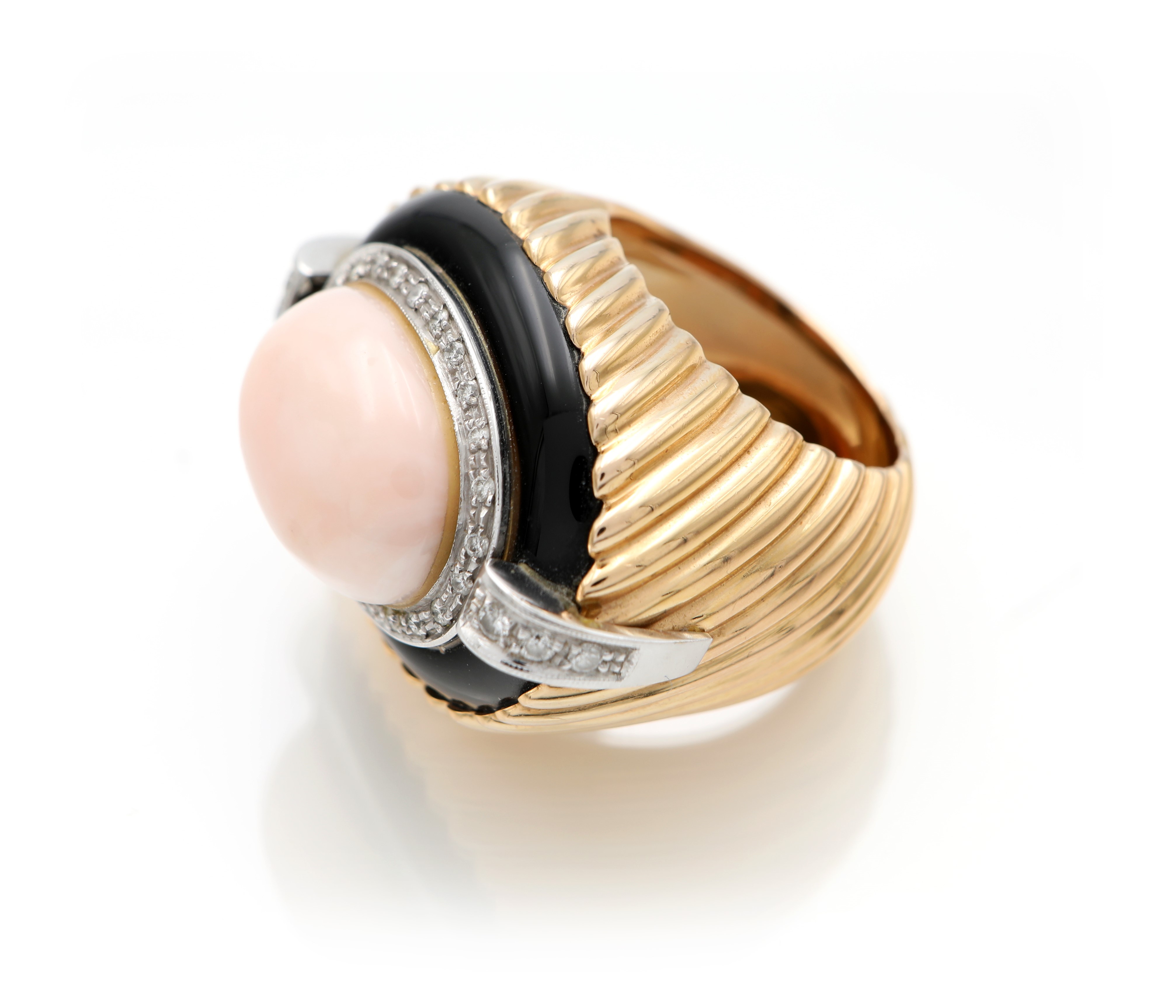 Anello da cocktail in oro giallo 750/000 con brillanti, onice e corallo