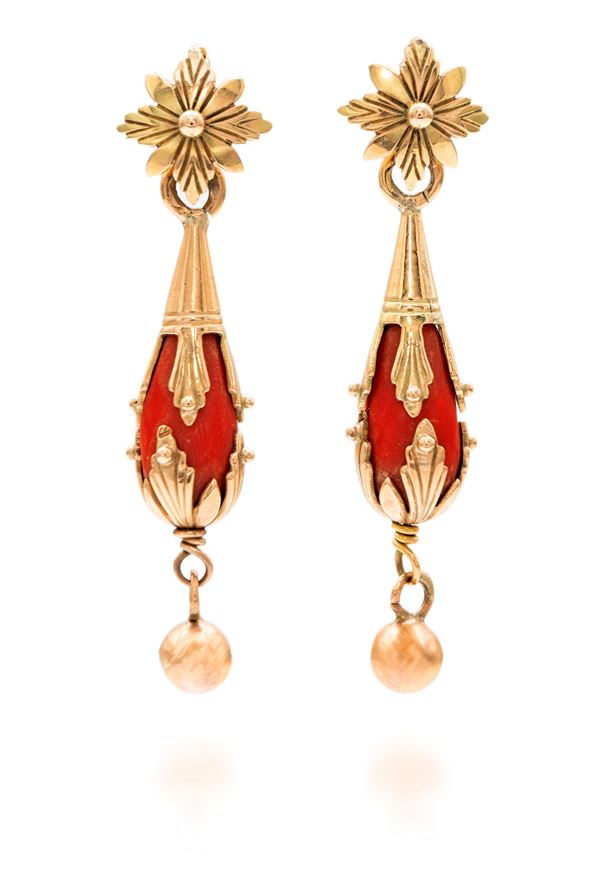 Coppia pendenti in oro e corallo