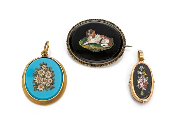 Gruppo di tre micromosaici, metallo ed oro.