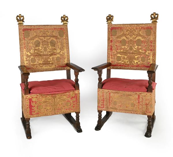 Coppia di seggioloni in noce con fiamme intagliate e dorate, Roma, XVII secolo