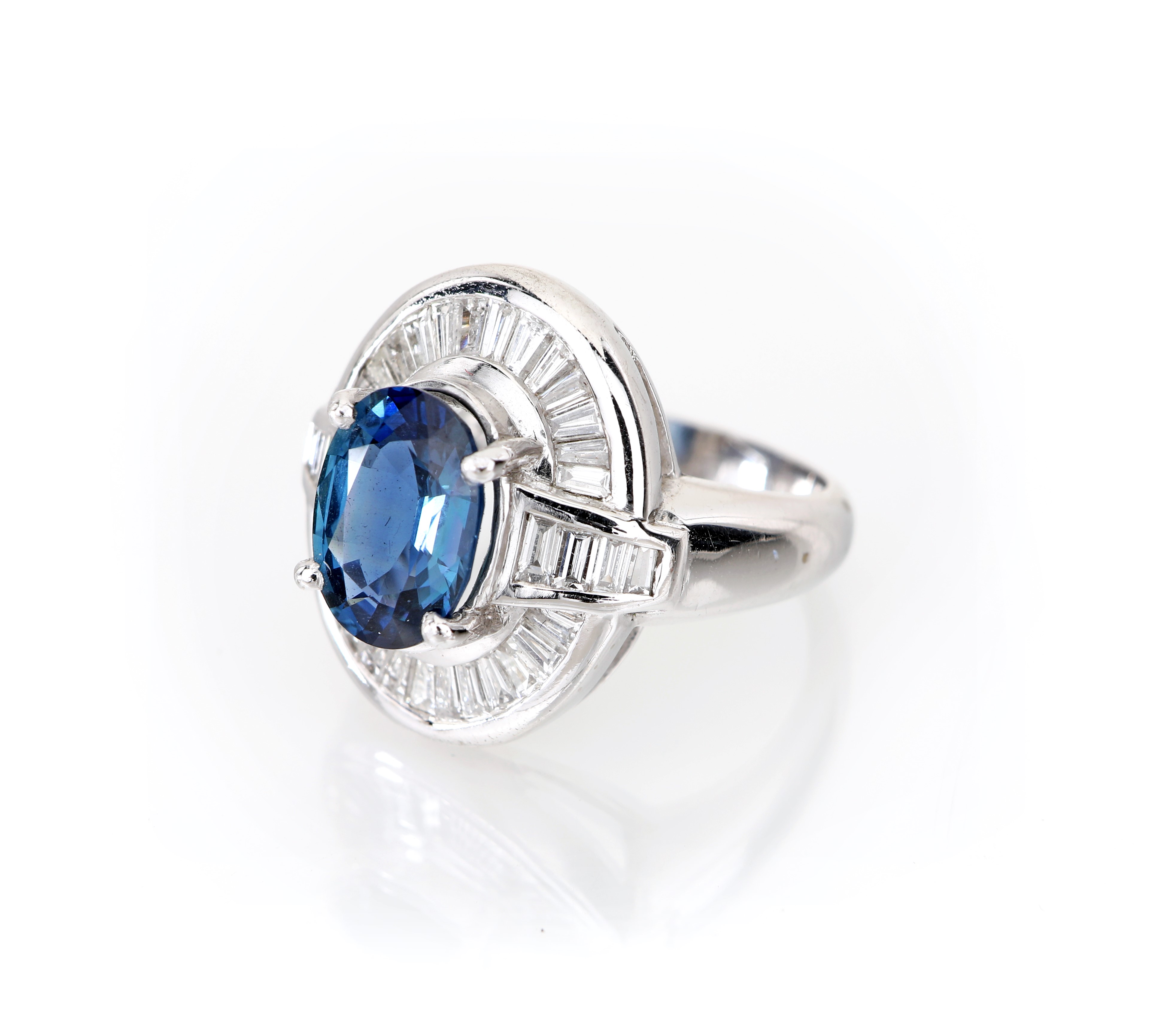 Anello in oro, zaffiro e diamanti