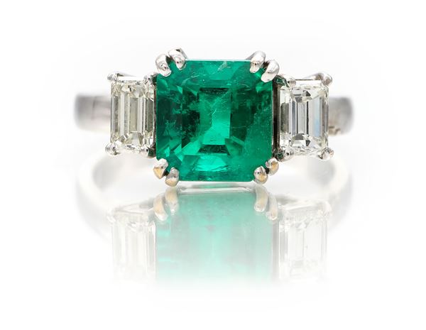 Anello con smeraldo colombiano in taglio smeraldo e baguettes.