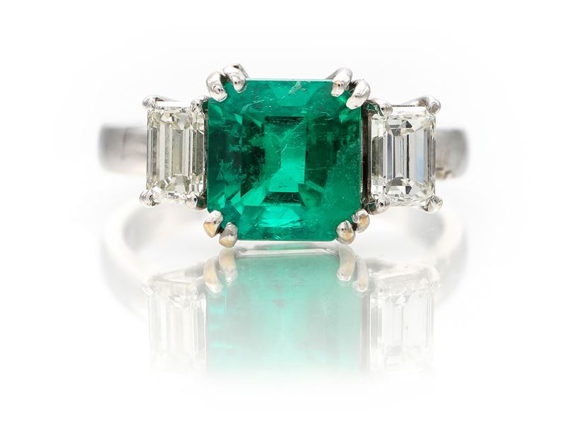 Anello con smeraldo colombiano in taglio smeraldo e baguettes.