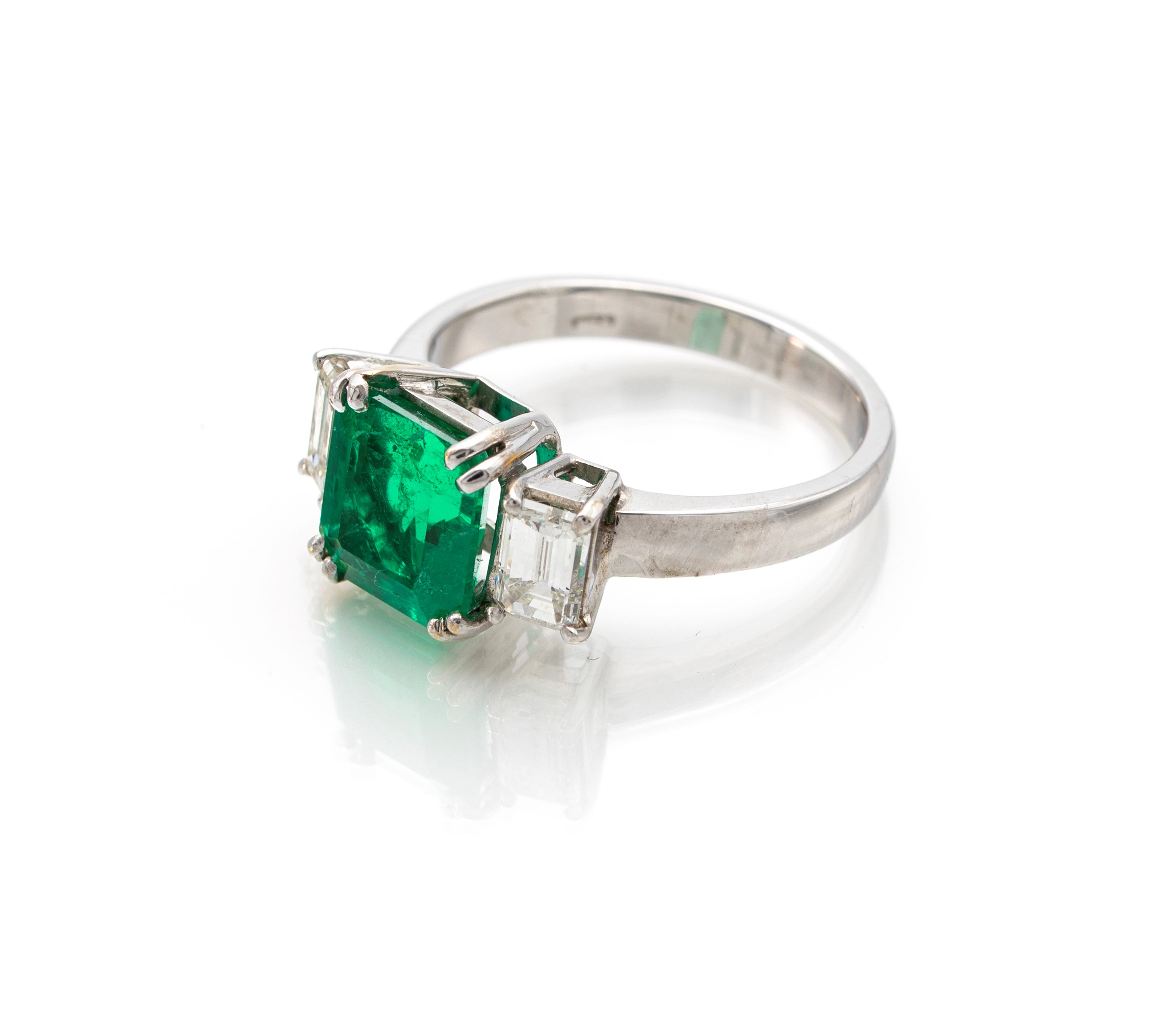 Anello con smeraldo colombiano in taglio smeraldo e baguettes.