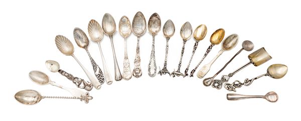 Piccola collezione di diciannove cucchiaini in argento a diverso titolo