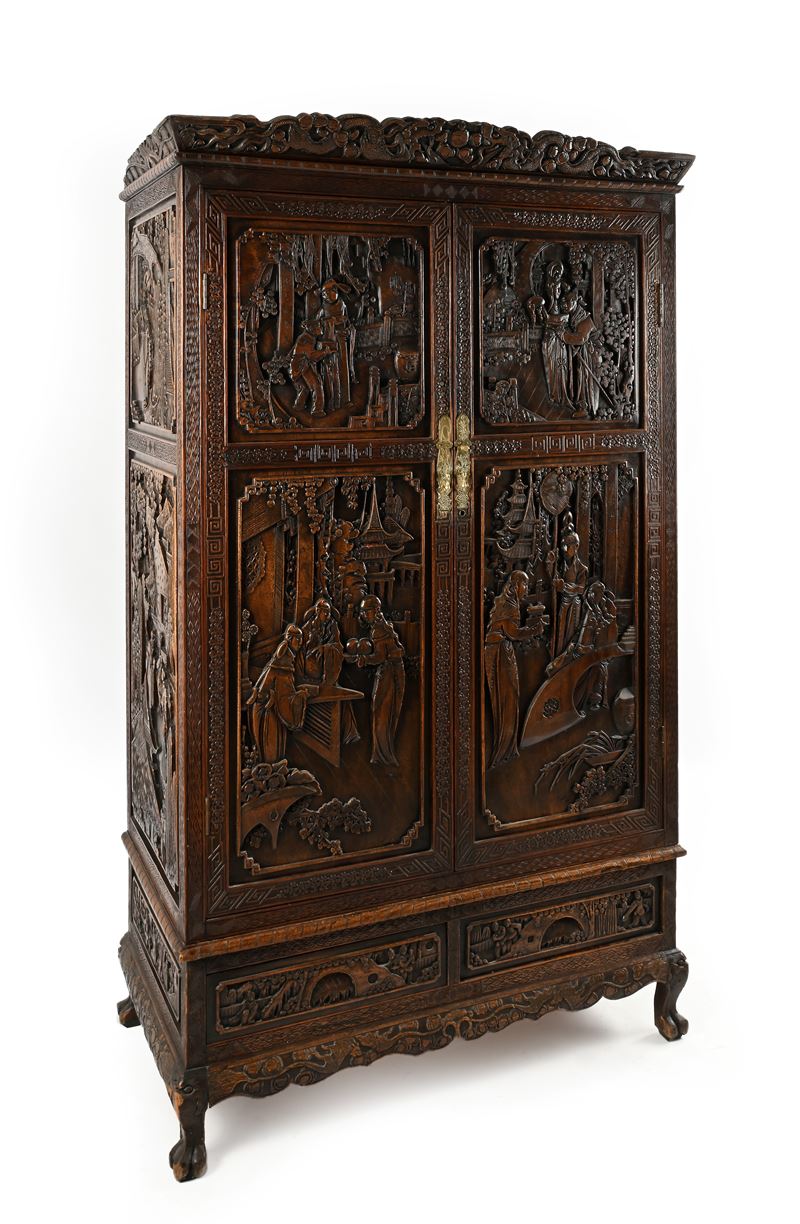 Armadio a due ante in legno intagliato, Cina, Repubblica, XX secolo