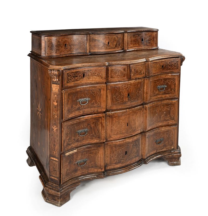 Cassettone con alzata in legno intarsiato, Lombardia, XVII secolo