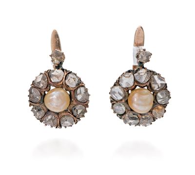 Coppia di orecchini a monachina in oro giallo 13 kt con perle naturali e diamanti