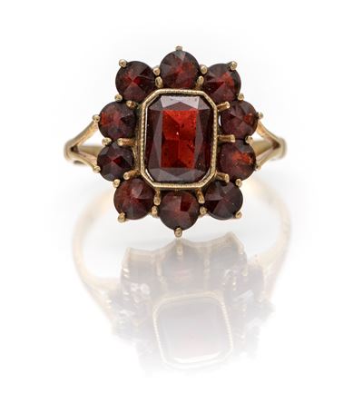 Anello in oro giallo 333/000 con granati