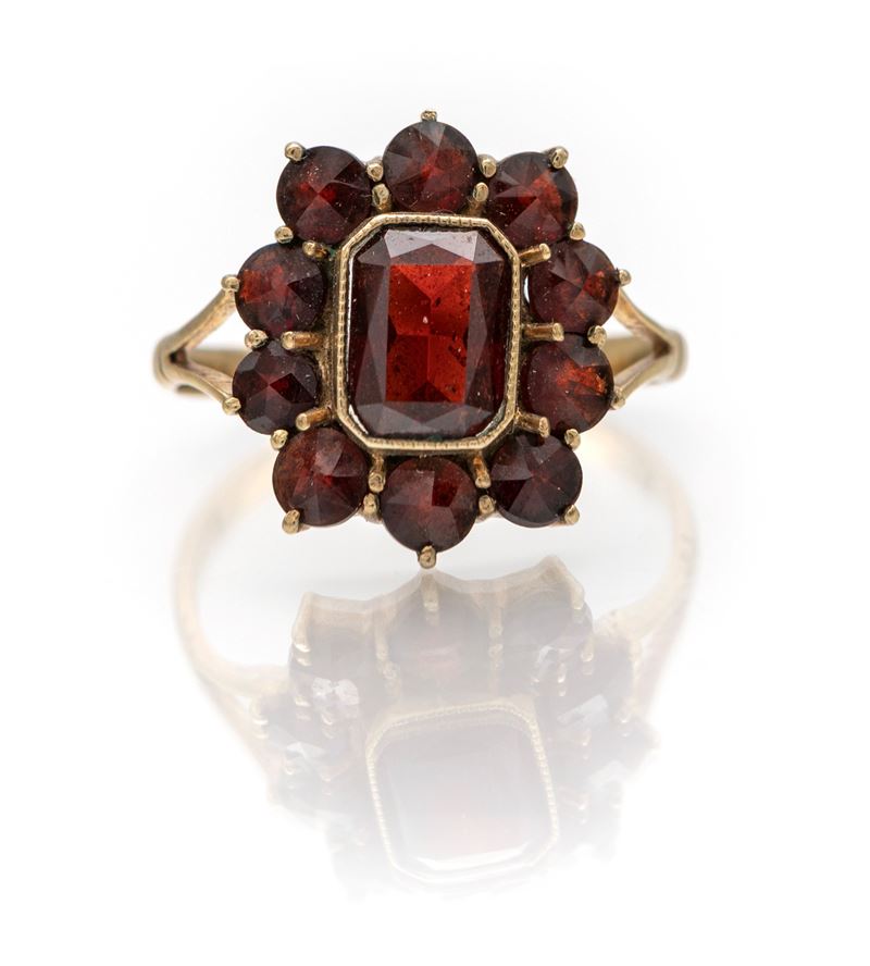 Anello in oro giallo 333/000 con granati