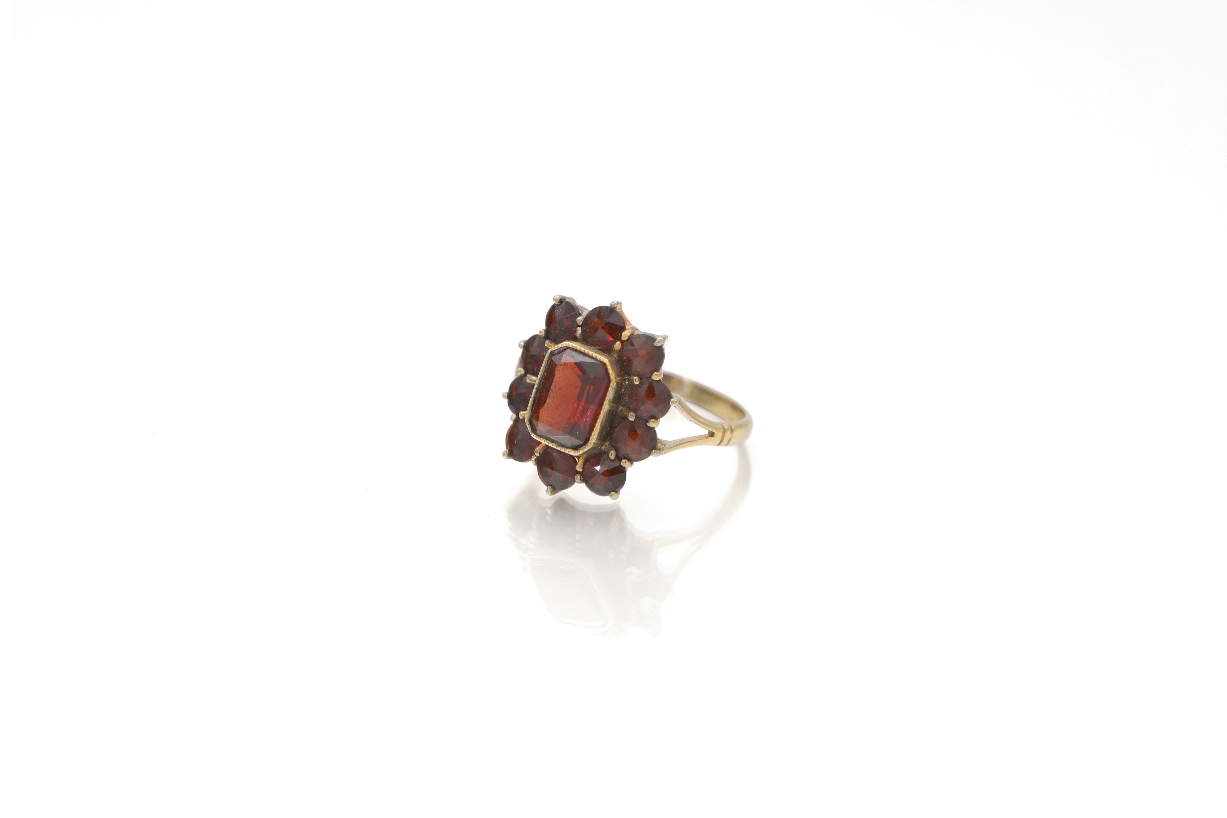 Anello in oro giallo 333/000 con granati