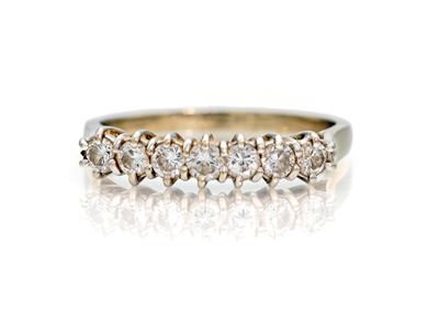 Anello a riviera in oro bianco 750/000 e brillanti