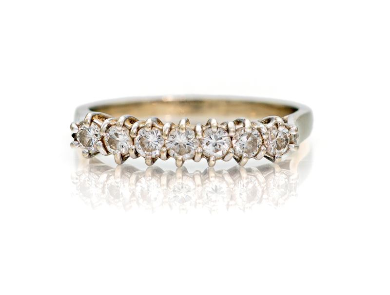 Anello a riviera in oro bianco 750/000 e brillanti