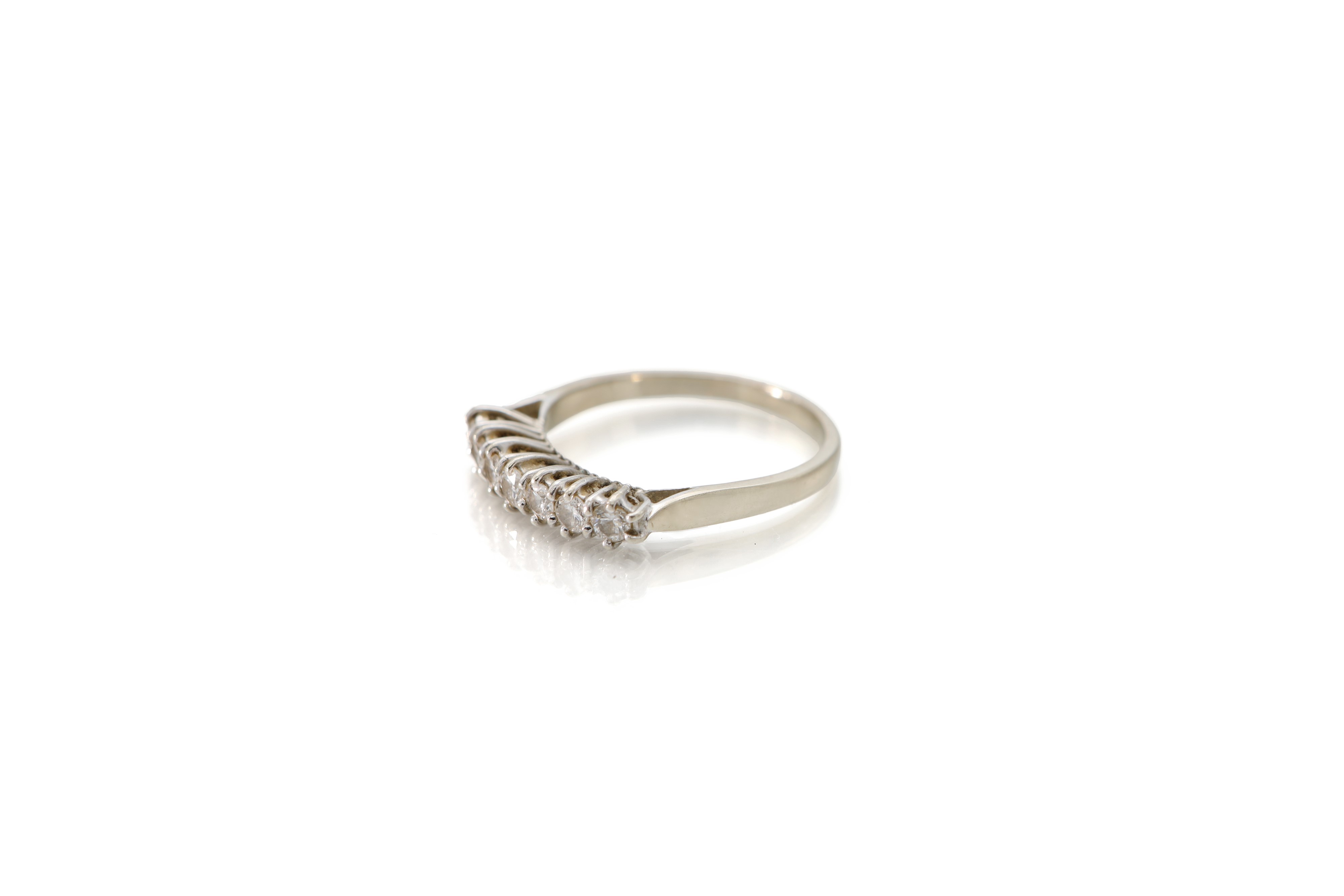 Anello a riviera in oro bianco 750/000 e brillanti