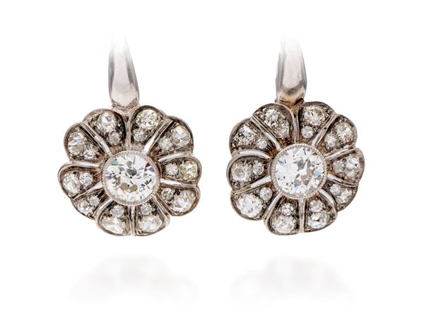 Coppia di orecchini decò in oro e diamanti