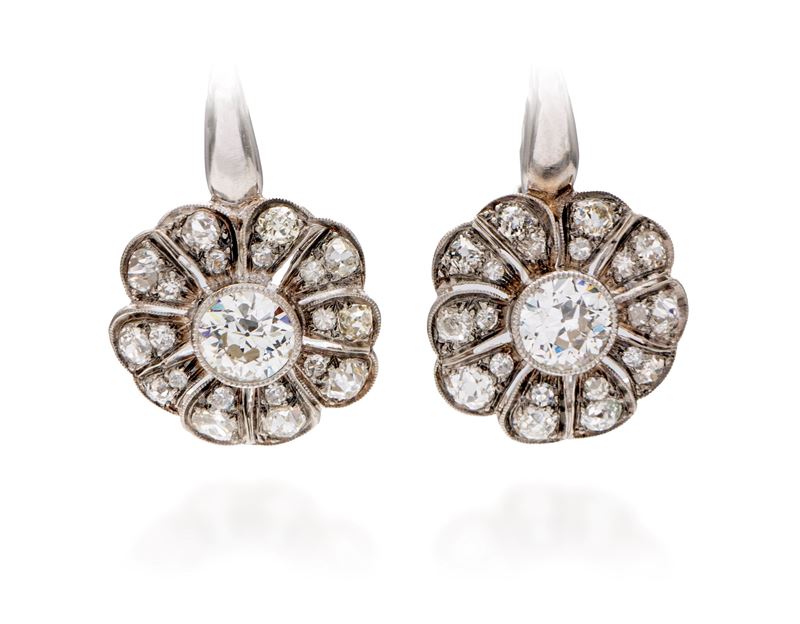 Coppia di orecchini decò in oro e diamanti