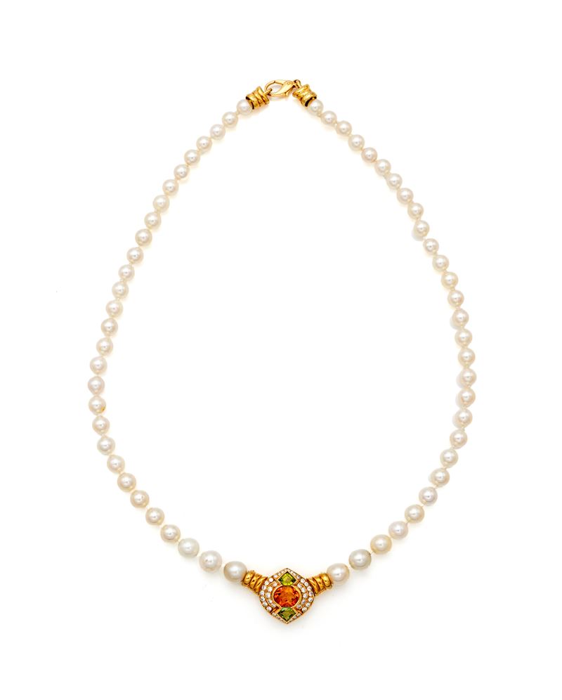 Collana di perle coltivate in oro giallo 750/000 con brillanti