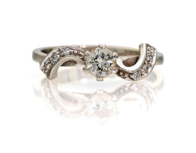 Anello in oro bianco 750/000 con diamante solitario e diamanti
