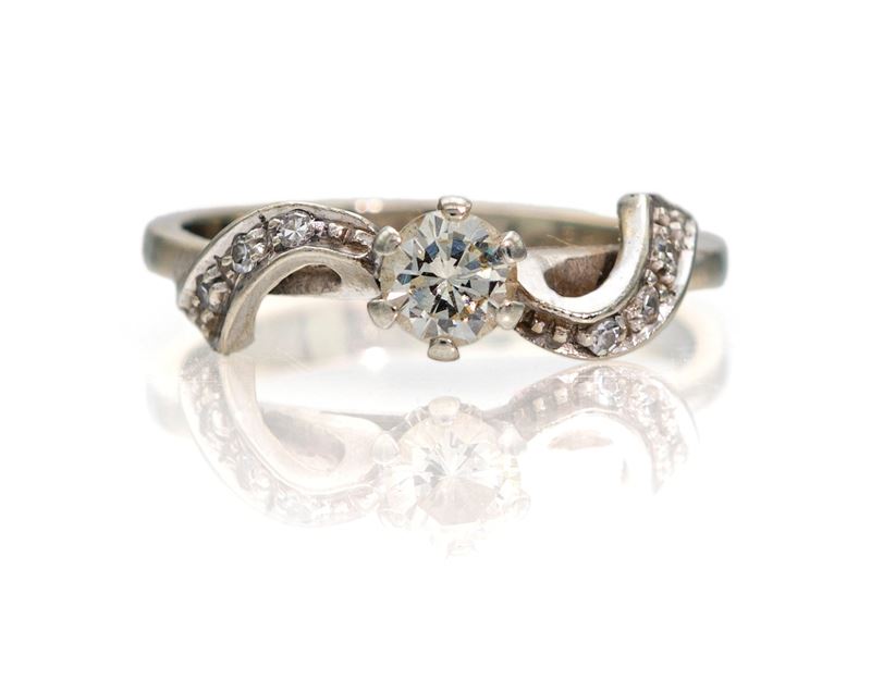 Anello in oro bianco 750/000 con diamante solitario e diamanti
