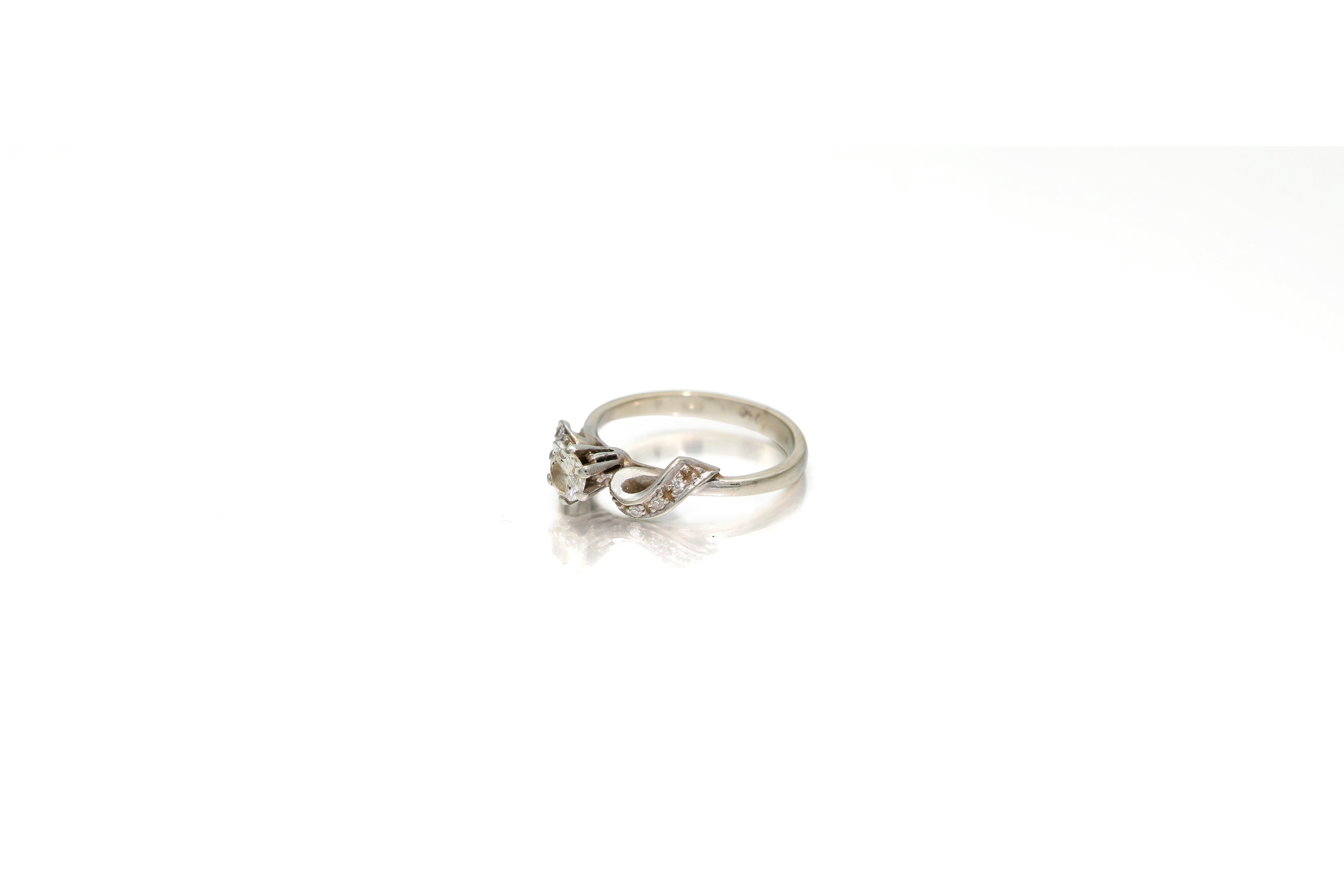 Anello in oro bianco 750/000 con diamante solitario e diamanti