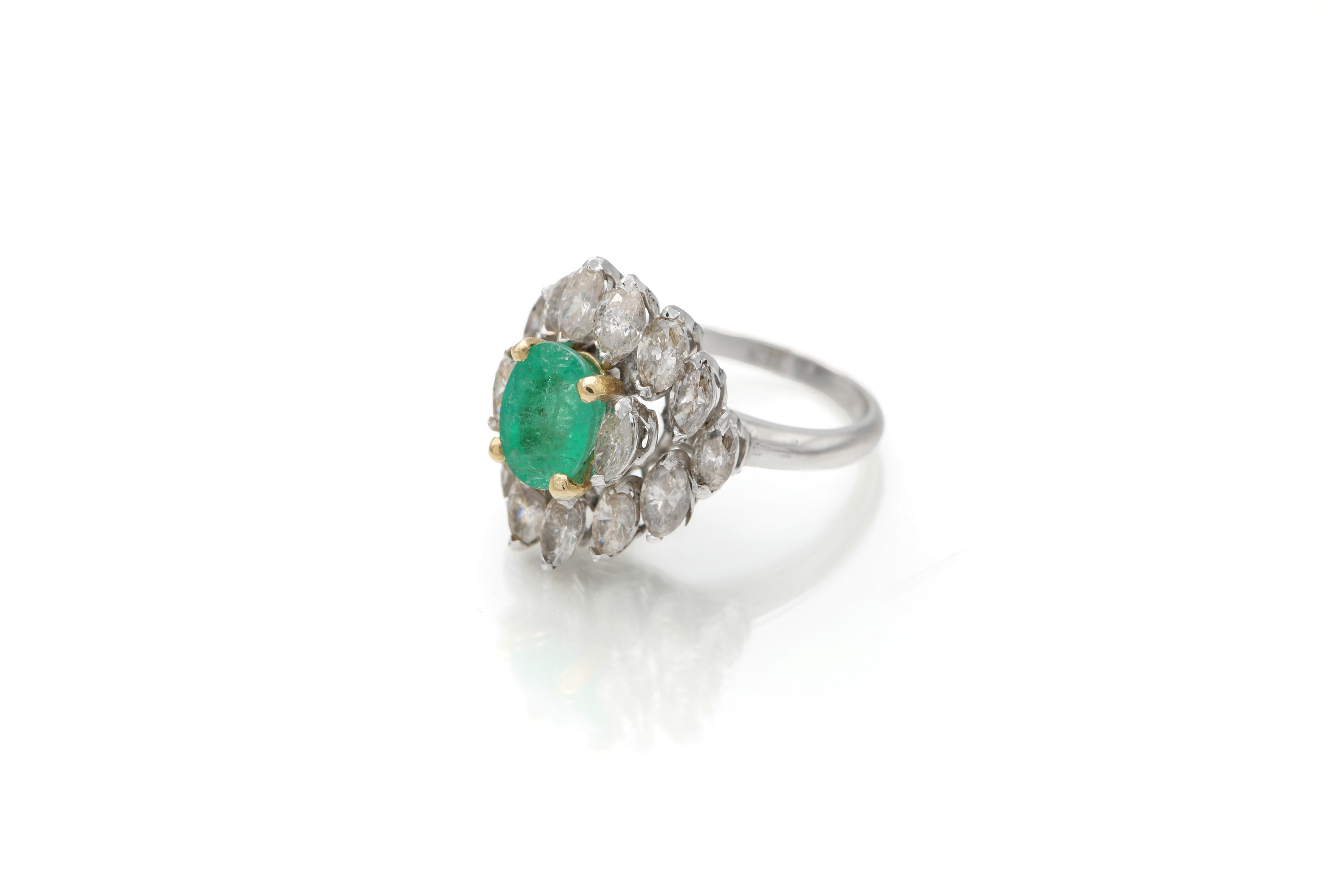 Anello in oro bianco 750, smeraldo ovale ct. 1,70 e diamanti navette ct. 3,20