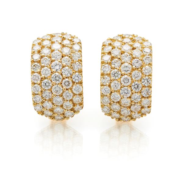 Coppia di orecchini a fascia in oro e brillanti
