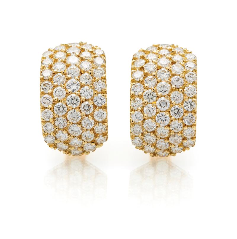 Coppia di orecchini a fascia in oro e brillanti