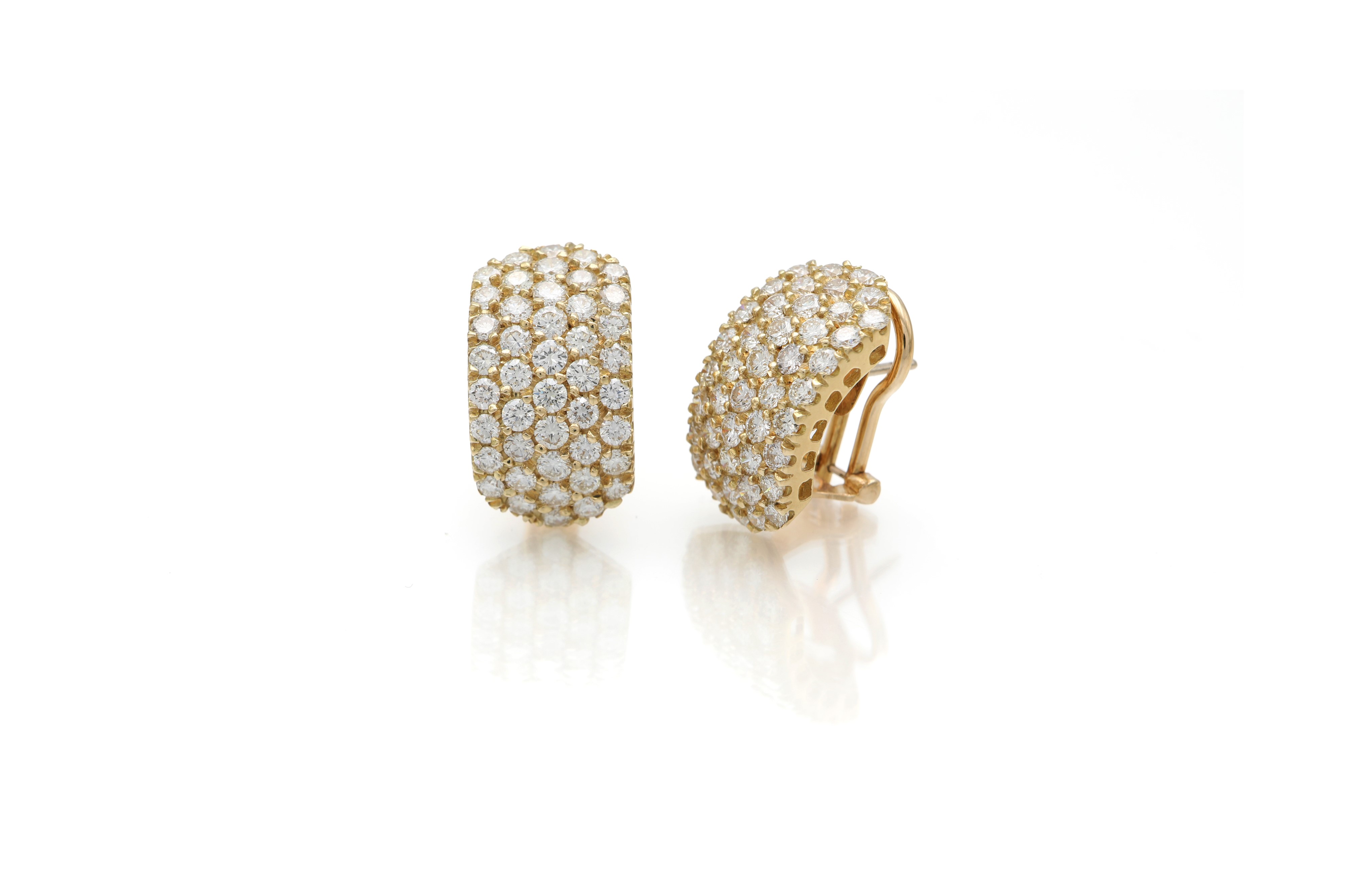 Coppia di orecchini a fascia in oro e brillanti