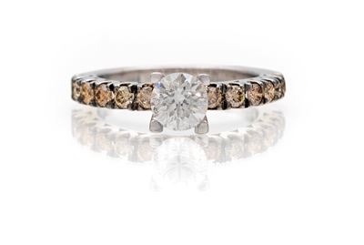 Anello a riviera in oro bianco 750 con brillanti e diamante centrale