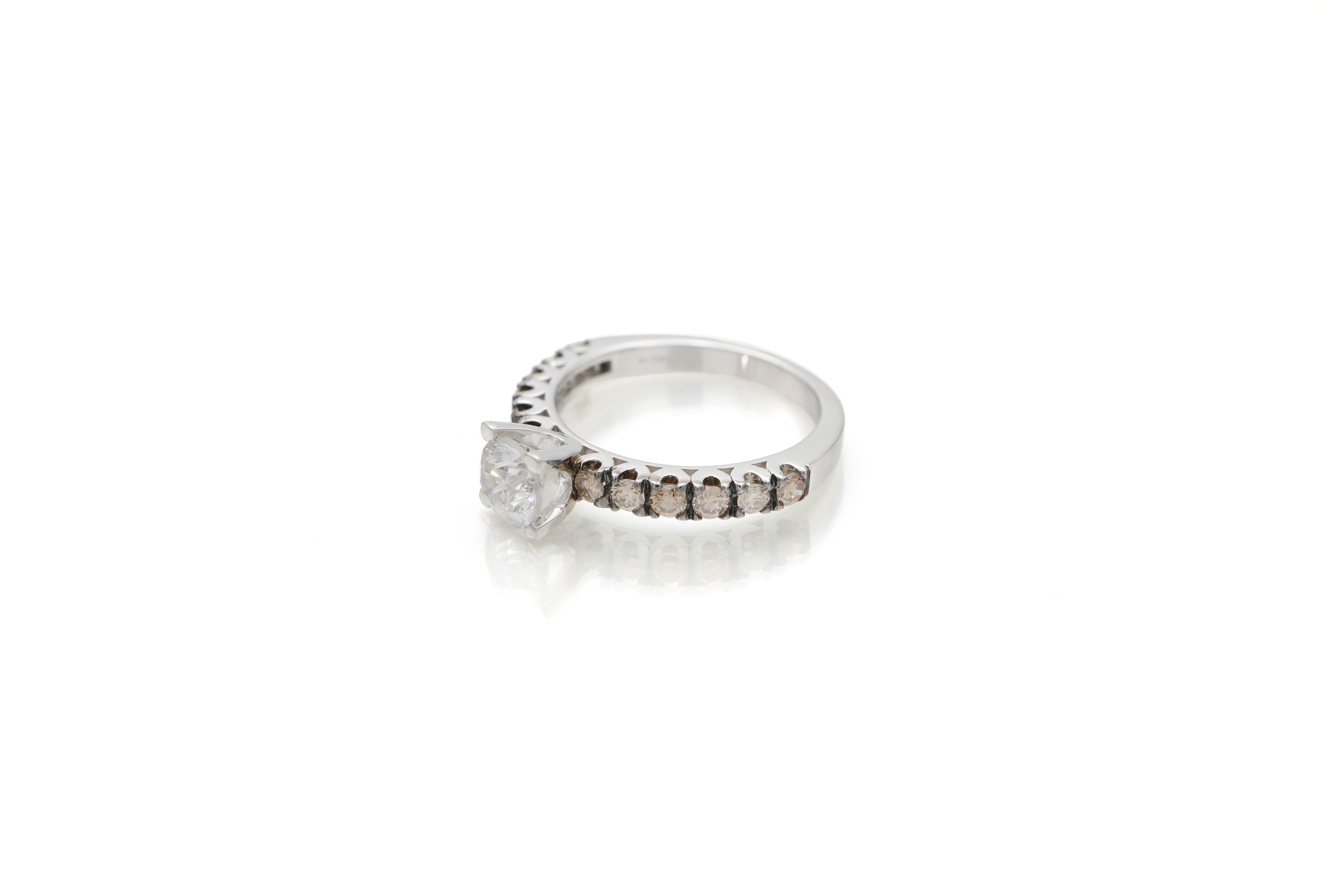 Anello a riviera in oro bianco 750 con brillanti e diamante centrale