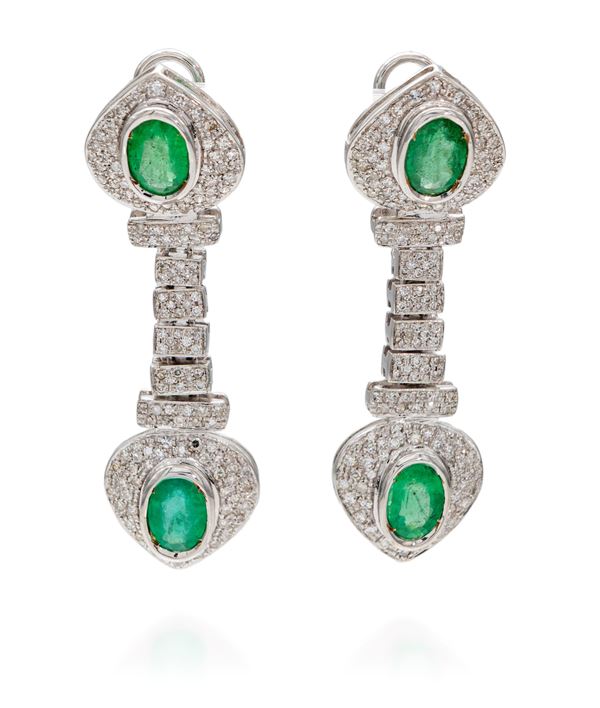 Coppia di orecchini pendenti in oro, smeraldi e brillanti