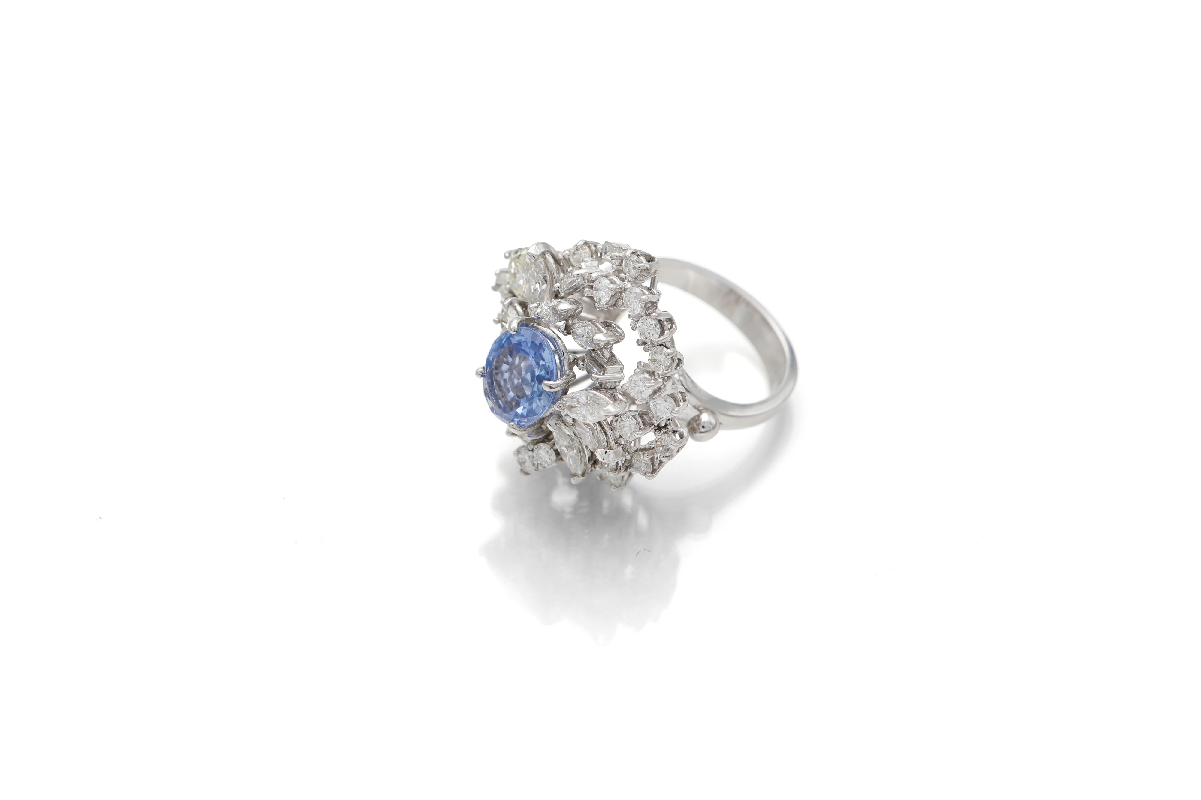 Anello a fiore in oro, brillanti e zaffiro