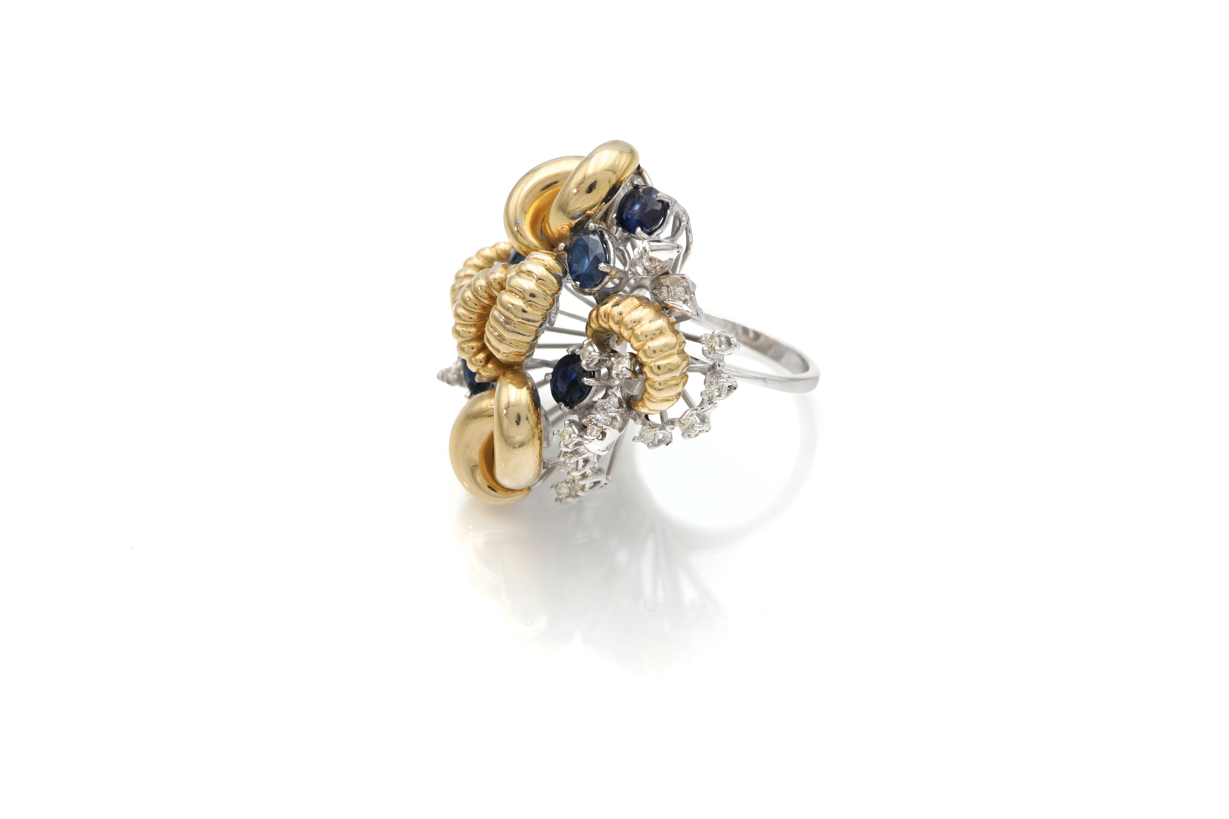 Anello a fiore in oro, brillanti e zaffiri
