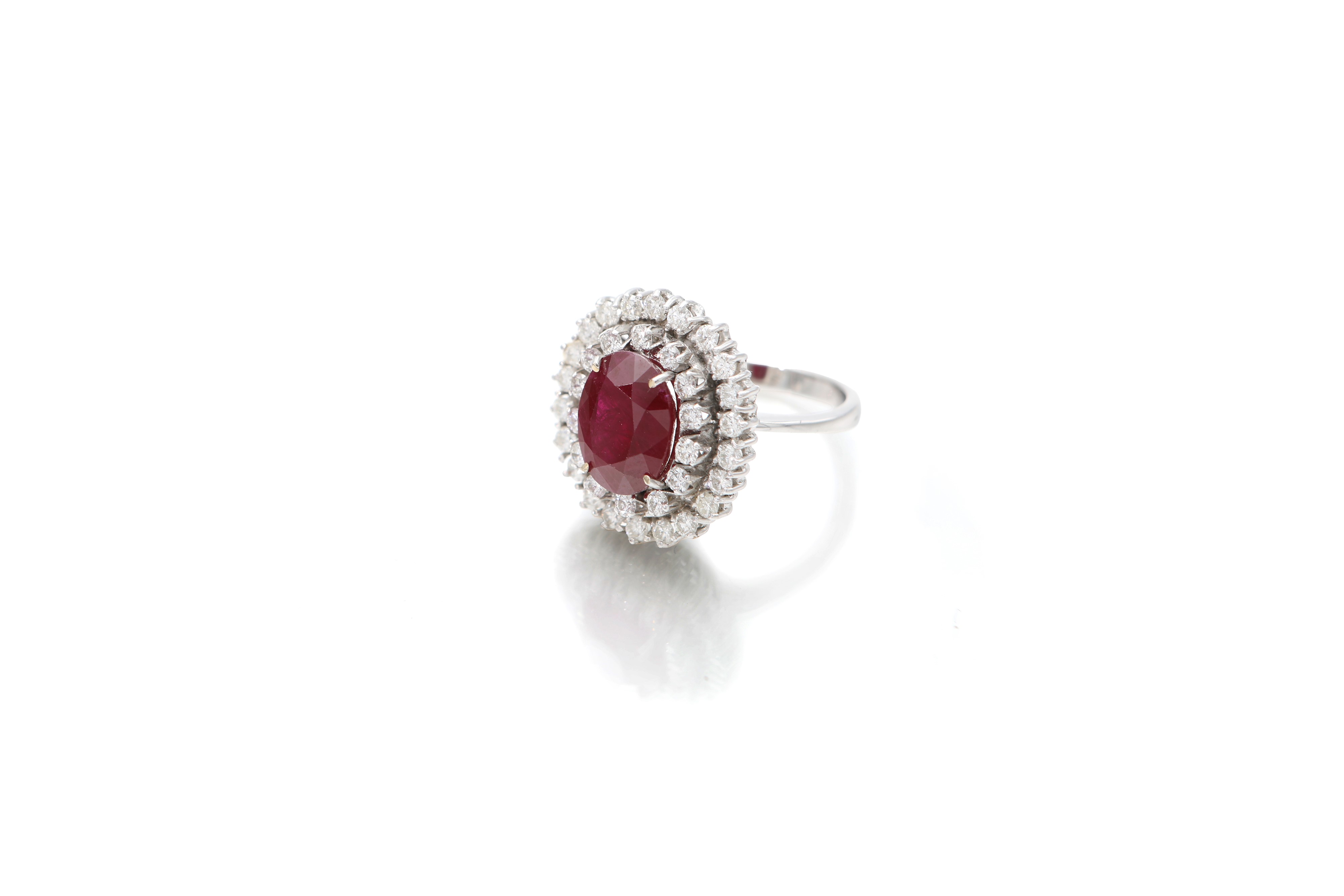 Anello in oro bianco 750/000 con rubino ovale ct. 6,30 e diamanti ct. 1,50